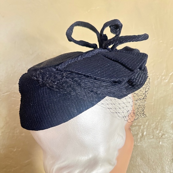 ALLURING 1940s\' NAVY FABRIC HAT - PLEATED TRIM - WIRED CURLS - HALF VEIL main image 11